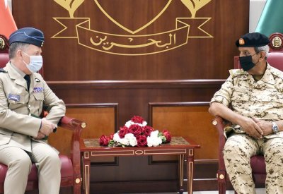 القائد العام يستقبل كبير مستشاري الدفاع للشرق الأوسط وشمال أفريقيا بالمملكة المتحدة