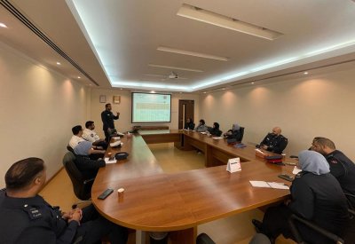 الإدارة العامة لأمن المنافذ تنظم محاضرة آليات تطبيق الحوكمة في وزارة الداخلية وتنفيذ برنامج عمل الحكومة
