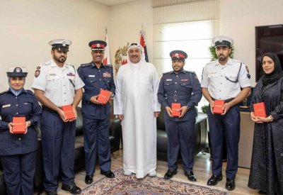 وكيل وزارة الداخلية يسلم عددا من منتسبي الوزارة وسام الأمير سلمان بن حمد للاستحقاق الطبي