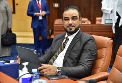 العسبول يدعو الوزارات للاحتذاء بتجربة "التربية" في إحلال البحرينين