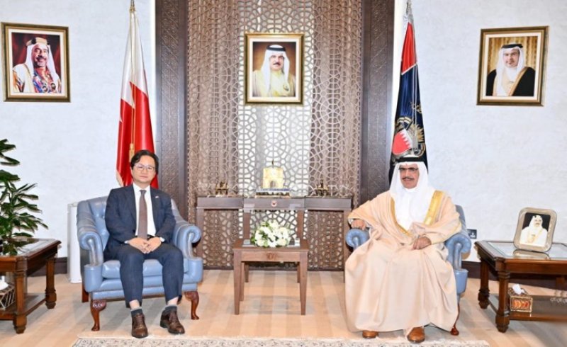 وزير الداخلية يبحث مع السفير الكوري تعزيز التعاون في مجالات السلامة العامة