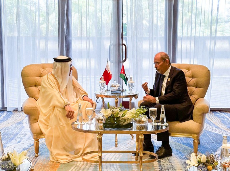 وزير الخارجية يجتمع مع نائب رئيس الوزراء وزير الخارجية وشؤون المغتربين بالمملكة الأردنية الهاشمية الشقيقة
