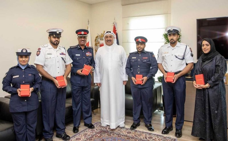 وكيل وزارة الداخلية يسلم عددا من منتسبي الوزارة وسام الأمير سلمان بن حمد للاستحقاق الطبي
