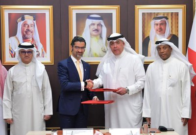 وزير البلديات يوقع اتفاقية استثمار وإدارة مبنى مواقف عامة للسيارات في سوق المنامة مع شركة أماكن 