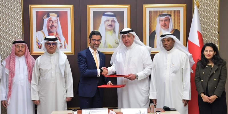وزير البلديات يوقع اتفاقية استثمار وإدارة مبنى مواقف عامة للسيارات في سوق المنامة مع شركة أماكن 