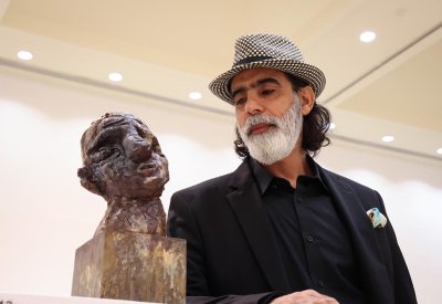 عنان يهدي يوسفه قميص الغياب
