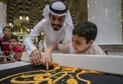 بالصور: زوار المسجد النبوي يشاركون في حياكة كسوة الكعبة المشرفة