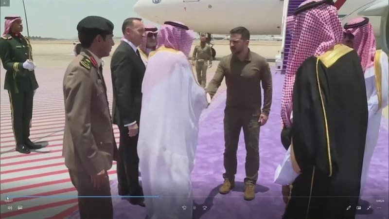 بالفيديو: الرئيس زيلينسكي يصل إلى جدة لحضور القمة العربية
