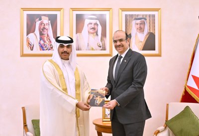 وزير الشؤون القانونية يتسلم نسخة من رواية «مفازة» للكاتب محمد وجدي الدوسري