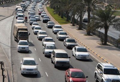 ازدحام مروري على شارع الشيخ عيسى بن سلمان بالقرب من منطقة سار باتجاه السعودية