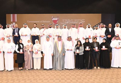 الرئيس التنفيذي لهيئة المعلومات يُسلم منتسبي الهيئة وسام الأمير سلمان بن حمد للاستحقاق الطبي