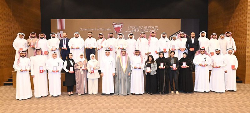 الرئيس التنفيذي لهيئة المعلومات يُسلم منتسبي الهيئة وسام الأمير سلمان بن حمد للاستحقاق الطبي
