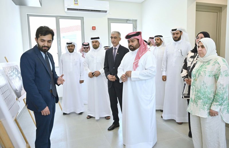 فيصل بن راشد يؤكد أهمية الإسطبلات الجديدة في تطوير رياضة سباق الخيل