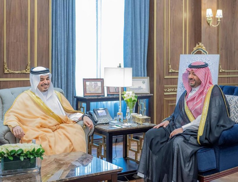 أمير منطقة الحدود الشمالية يستقبل سفير البحرين لدى المملكة العربية السعودية