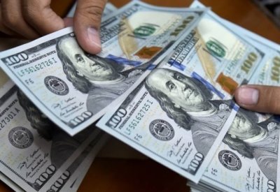 الدولار يرتفع قرب أعلى مستوى في شهرين