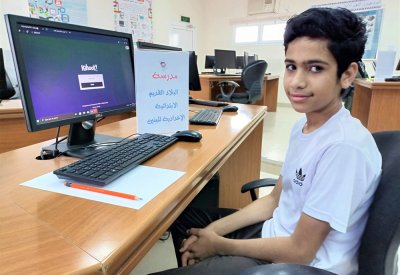 طالب متفوق يحرز المركز الأول في مسابقة نجوم الرياضيات