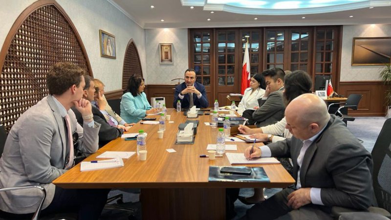 رئيس هيئة البحرين للسياحة والمعارض يستقبل وفداً من موظفي مجلس النواب والشيوخ بالولايات المتحدة