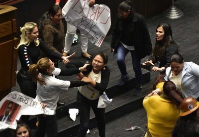 بالفيديو: شجار نسائي تحت قبة البرلمان.. ركلات ولكمات وشد شعر