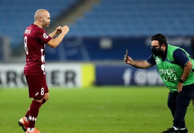 إنييستا يرحل عن فيسيل كوبي.. ويرفض الاعتزال