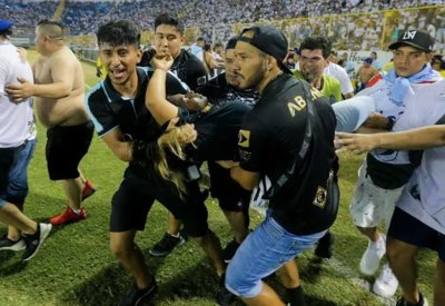 السلفادور تنهي دوري كرة القدم بعد حادثة التدافع الدموية