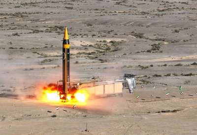 واشنطن تحذر من "تهديد جدي" بعد كشف النقاب عن صاروخ إيراني جديد