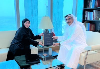 وزير التنمية الاجتماعية يتسلم نسخة من رسالة ماجستير الباحثة أمل بوعنق