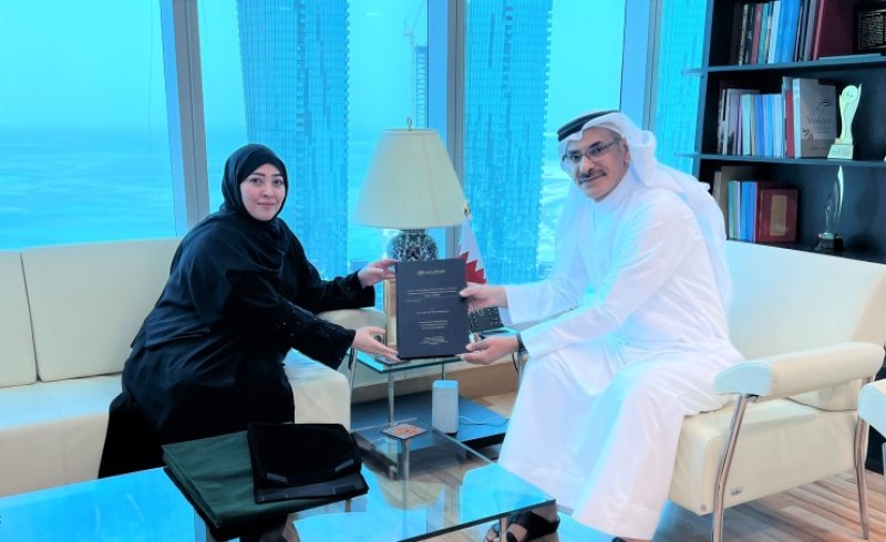 وزير التنمية الاجتماعية يتسلم نسخة من رسالة ماجستير الباحثة أمل بوعنق