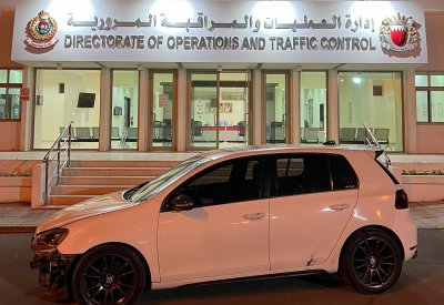 المرور: سحب رخصة بحريني "22 عام" ظهر في مقطع متداول لقيامه بتعريض حياته وحياة الآخرين للخطر وتسبب بحادث مروري