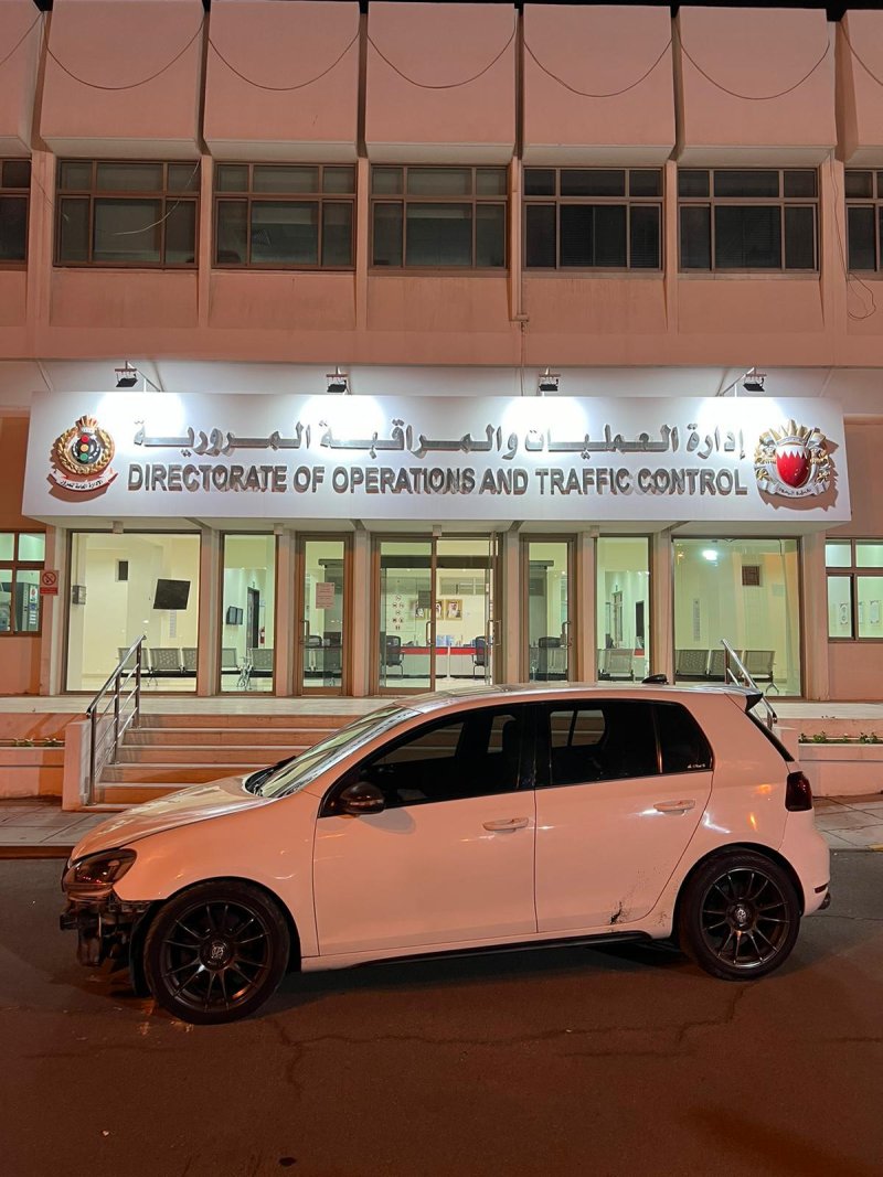 المرور: سحب رخصة بحريني "22 عام" ظهر في مقطع متداول لقيامه بتعريض حياته وحياة الآخرين للخطر وتسبب بحادث مروري
