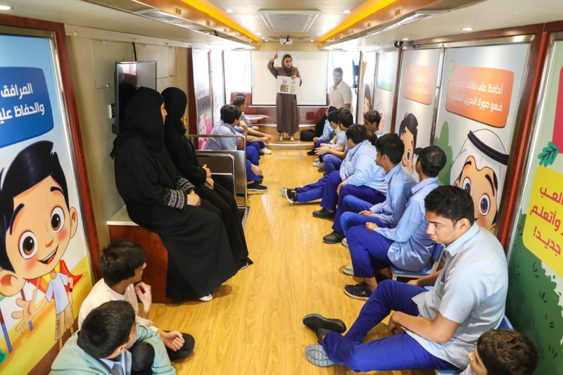 بلدية المنطقة الجنوبية تقيم "الإيكو باص" التوعوي بمعهد الأمل للتربية الخاصة وابتدائية عين جالوت