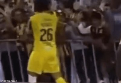بالفيديو: قائد "الاتحاد" السعودي ينقذ جماهيره من السقوط