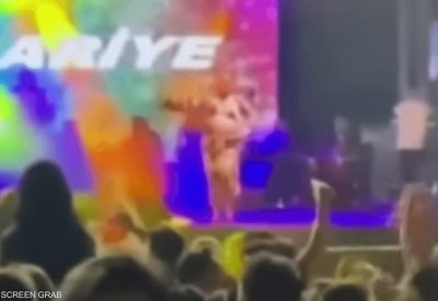 بالفيديو: سقوط فنانة تركية عن المسرح بسبب مرافقها