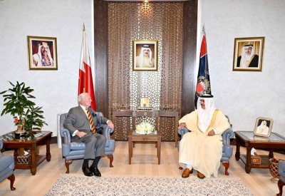وزير الداخلية يستقبل الرئيس السابق لجمعية الصداقة البحرينية البريطانية