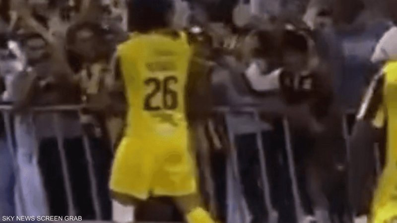 بالفيديو: قائد "الاتحاد" السعودي ينقذ جماهيره من السقوط