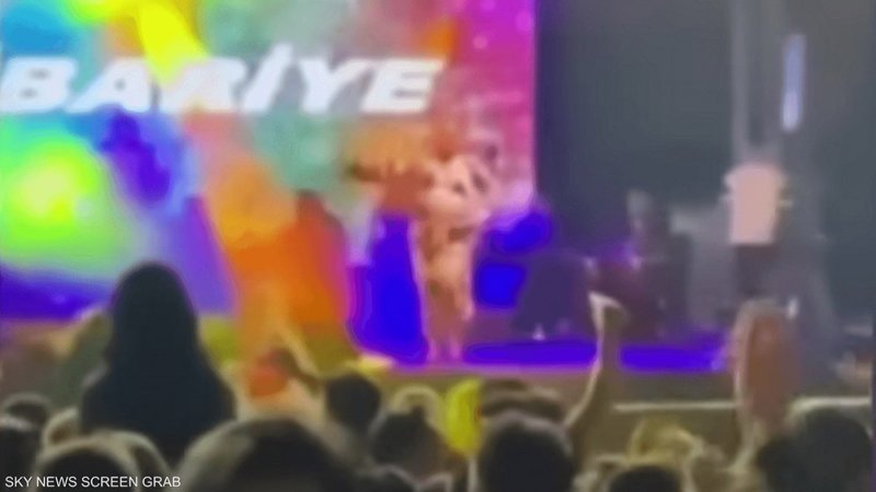 بالفيديو: سقوط فنانة تركية عن المسرح بسبب مرافقها