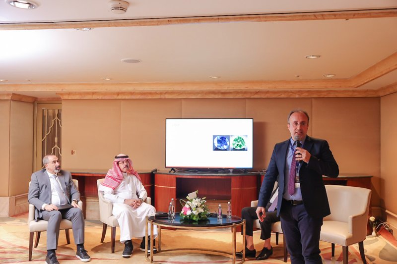 "دانات" يستعرض خبراته باللؤلؤ والأحجار الكريمة في السوق السعودي 