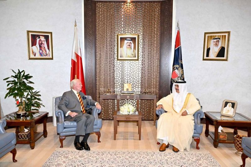 وزير الداخلية يستقبل الرئيس السابق لجمعية الصداقة البحرينية البريطانية