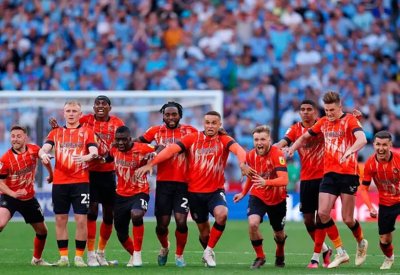 صعود أسطوري.. لوتون من غياهب الدرجة الخامسة إلى الدوري الإنجليزي