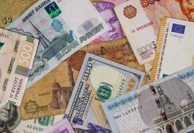 معروض كبير من الدولار يُربك حسابات تجار العملة في مصر