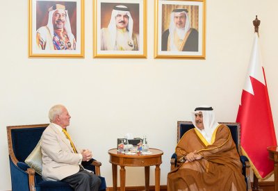 مستشار جلالة الملك للشؤون الدبلوماسية يستقبل الرئيس السابق لجمعية الصداقة البحرينية البريطانية