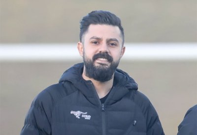 المحلل الفني محمد الحسيني محاط بعرضين محليين وآخر خليجي