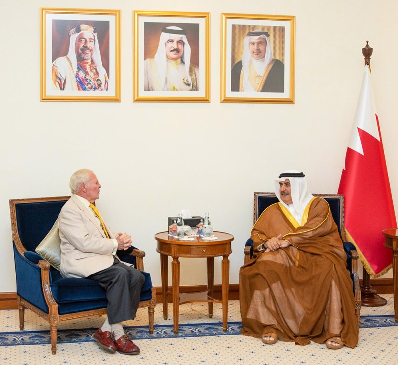 مستشار جلالة الملك للشؤون الدبلوماسية يستقبل الرئيس السابق لجمعية الصداقة البحرينية البريطانية