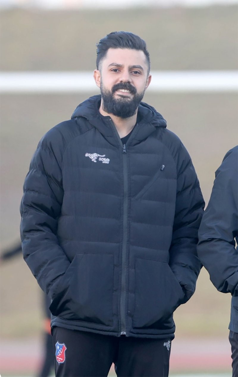 المحلل الفني محمد الحسيني محاط بعرضين محليين وآخر خليجي