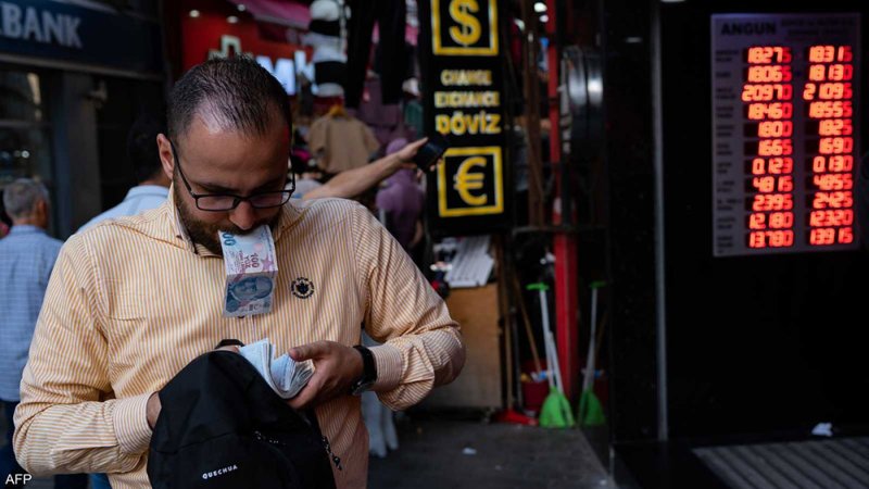 الدولار يتراجع.. وانهيار تاريخي لليرة التركية