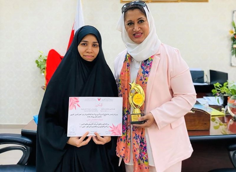 المعلمة حوراء مهدي تفوز بجائزة التميز عن مشروعها "تحدي الكتابة"