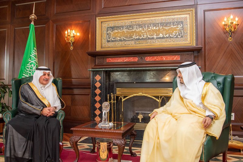 أمير منطقة تبوك يستقبل سفير مملكة البحرين لدى المملكة العربية السعودية