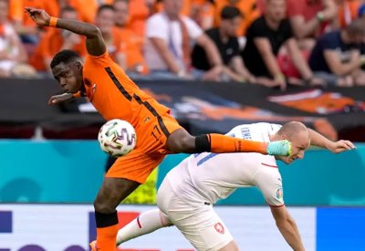 اتهام نجم منتخب هولندا بتهريب 1360 كلغ من الكوكايين