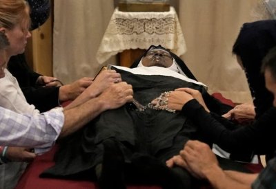 جثة راهبة لم تتحلل منذ سنوات حيرت الآلاف.. العلم يوضح سرها