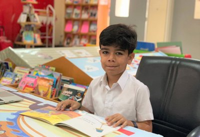في الرابع الابتدائي ويحصد جائزة التميز في التحدث بالإنجليزية