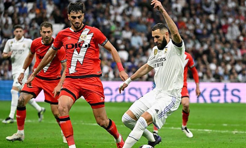 بنزيما لريال مدريد: أفكر جديا في العرض السعودي